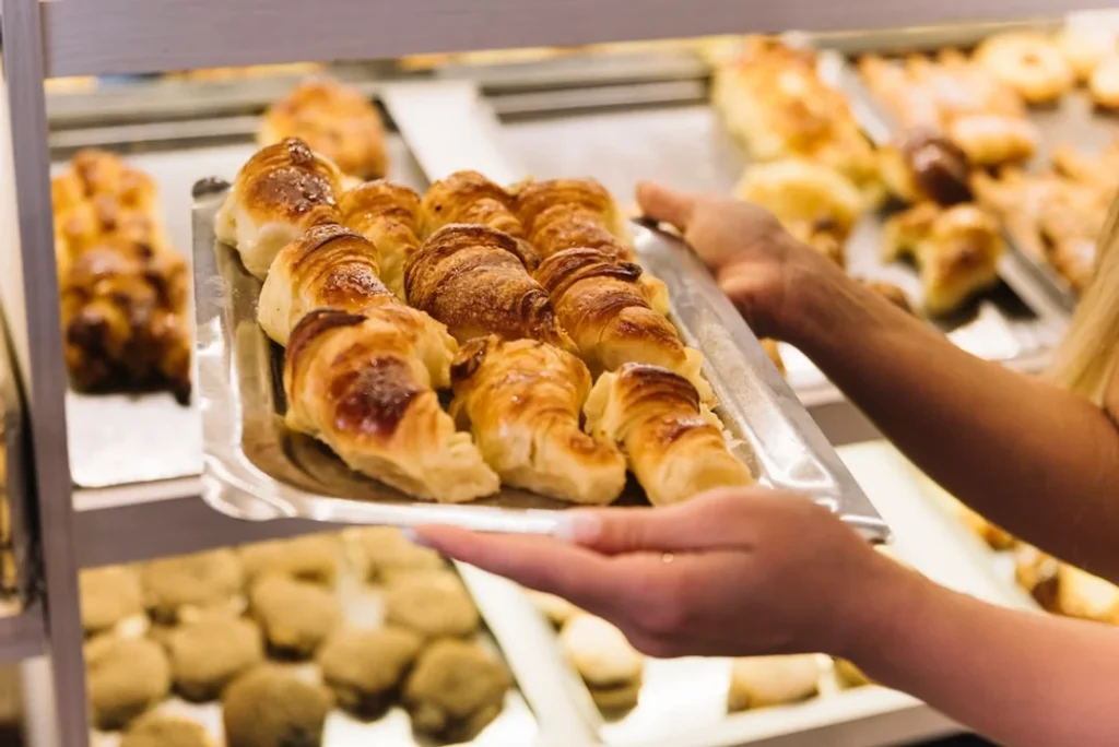 EL GOBIERNO GASTA $16 MILLONES EN MEDIALUNAS Y PANES PARA LOS DESAYUNOS DE CASA ROSADA Y OLIVOS