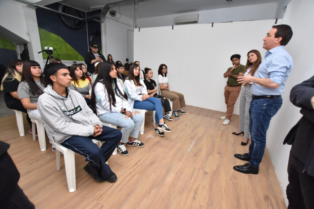 VARELA TEVE: ESTUDIANTES DE LA SECUNDARIA Nº64 PRESENTARON SUS PRODUCCIONES