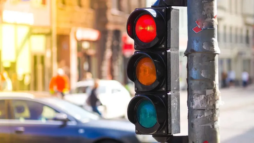 LA MULTA POR PASAR UN SEMÁFORO EN ROJO YA CUESTA LO MISMO QUE EL ALQUILER DE UN MONOAMBIENTE