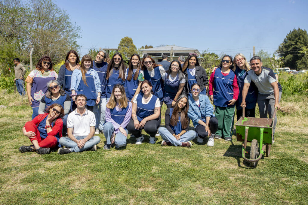 JORNADA DE PLANTACIÓN DE ÁRBOLES EN EL INSTITUTO CEIRIN