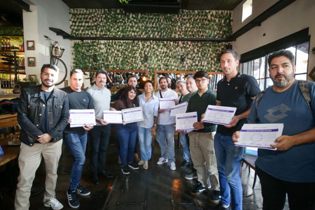 MAYRA COMPARTIÓ UN DESAYUNO CON COMERCIANTES DE QUILMES Y ENTREGÓ CERTIFICADOS DE HABILITACIÓN