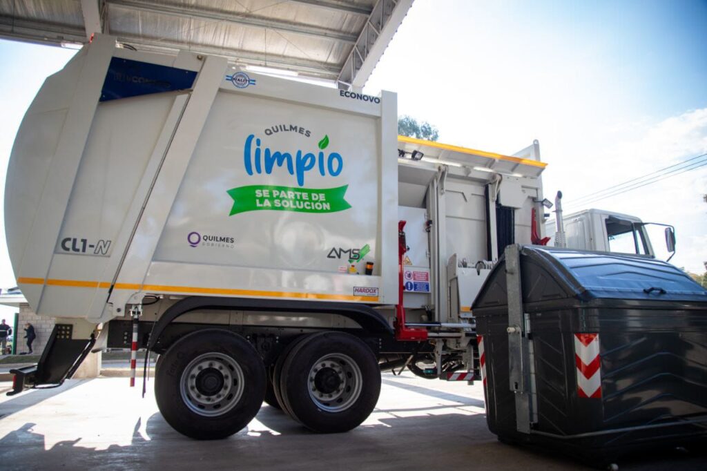 MAYRA PRESENTÓ UN NUEVO CAMIÓN DE CARGA LATERAL Y 300 CONTENEDORES