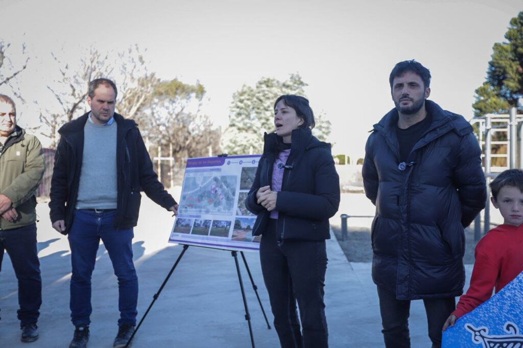 FUNCIONARIOS MUNICIPALES SUPERVISARON EL PROGRESO DE UNA OBRA PARA LA RECREACIÓN Y EL DEPORTE EN EL PARQUE DE LA CIUDAD