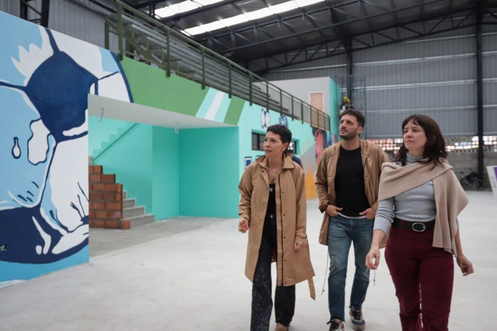 MAYRA RECORRIÓ LA OBRA DEL NUEVO POLIDEPORTIVO DEL BARRIO KOLYNOS EN QUILMES OESTE