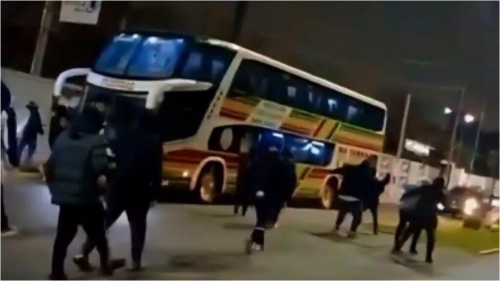 CRISIS EN EL QAC: HINCHAS ATACARON EL MICRO DE LOS JUGADORES Y LOS AMENAZARON CON PINTADAS
