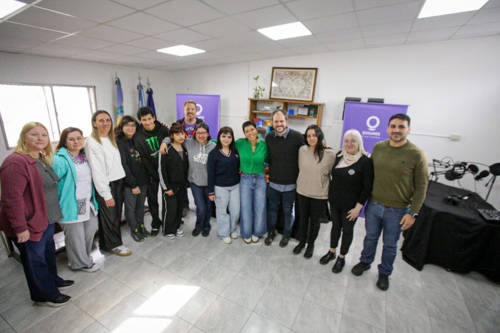 MAYRA RECORRIÓ LAS OBRAS DE LA EP Nº 21 Y LA EES Nº 12 DE BERNAL OESTE Y DESTACÓ EL NUEVO EQUIPAMIENTO ADQUIRIDO CON EL PROGRAMA MUNICIPAL «QUILMES COOPERA»