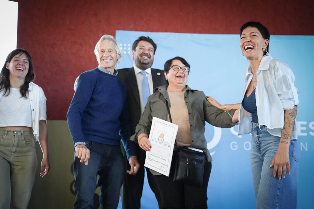 MAYRA Y EL MINISTRO MENA ENTREGARON ESCRITURAS A MÁS DE 800 FAMILIAS QUILMEÑAS