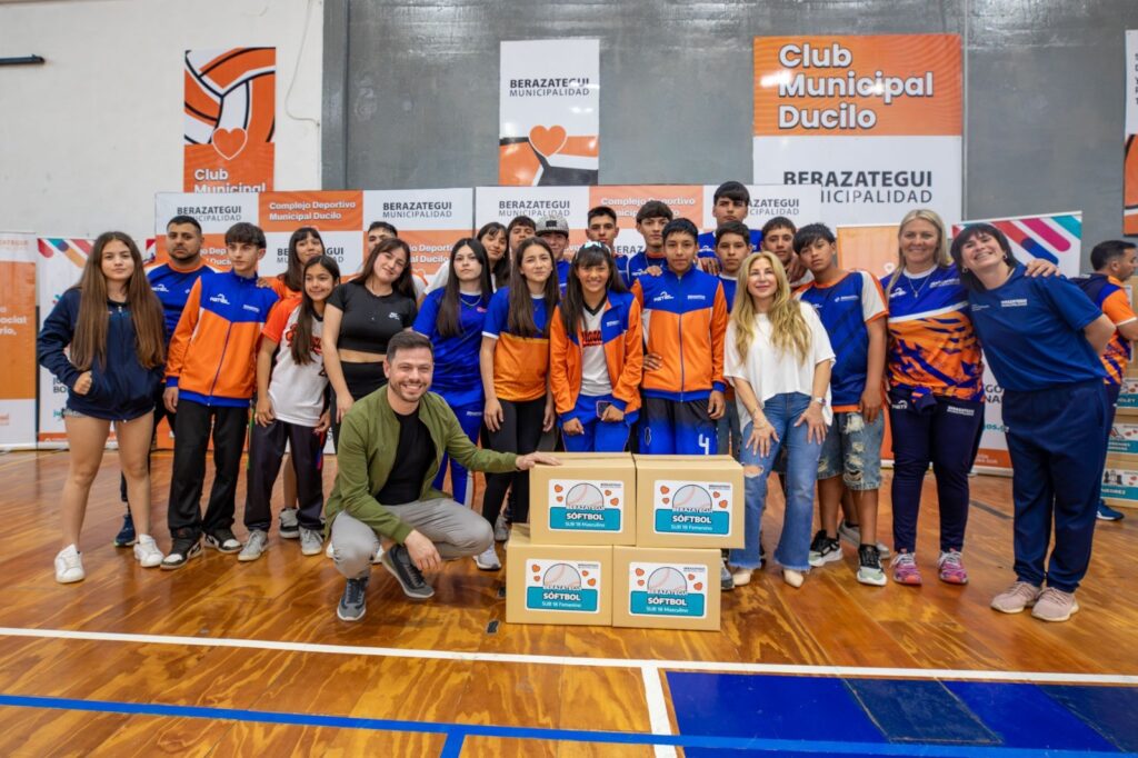LOS FINALISTAS DE LOS JUEGOS BONAERENSES RECIBIERON SU INDUMENTARIA