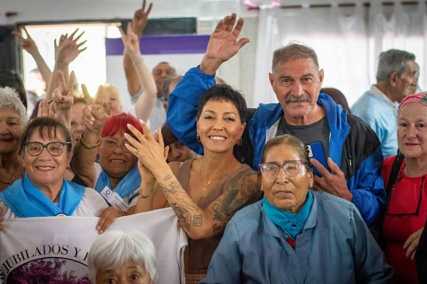 MAYRA SE REUNIÓ CON PERSONAS MAYORES EN EL CENTRO DE JUBILADOS “SANTA MARÍA” DE BERNAL OESTE