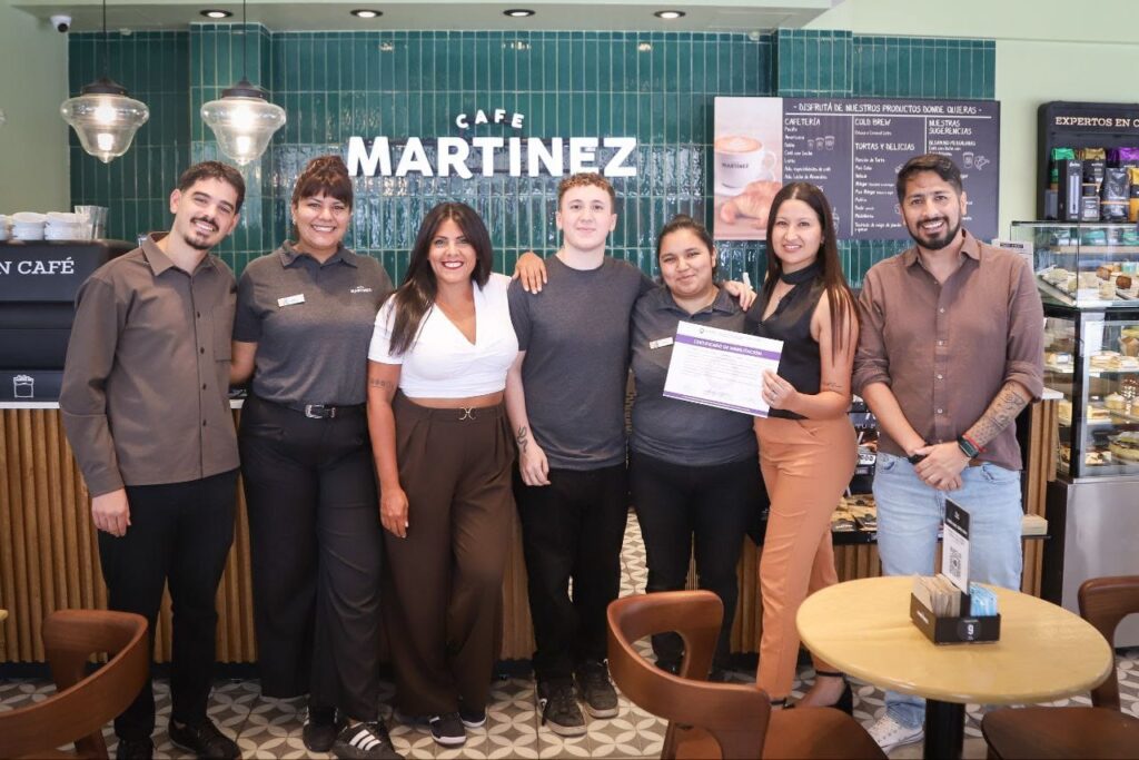 EL MUNICIPIO ENTREGÓ EL CERTIFICADO DE HABILITACIÓN A «CAFÉ MARTÍNEZ»
