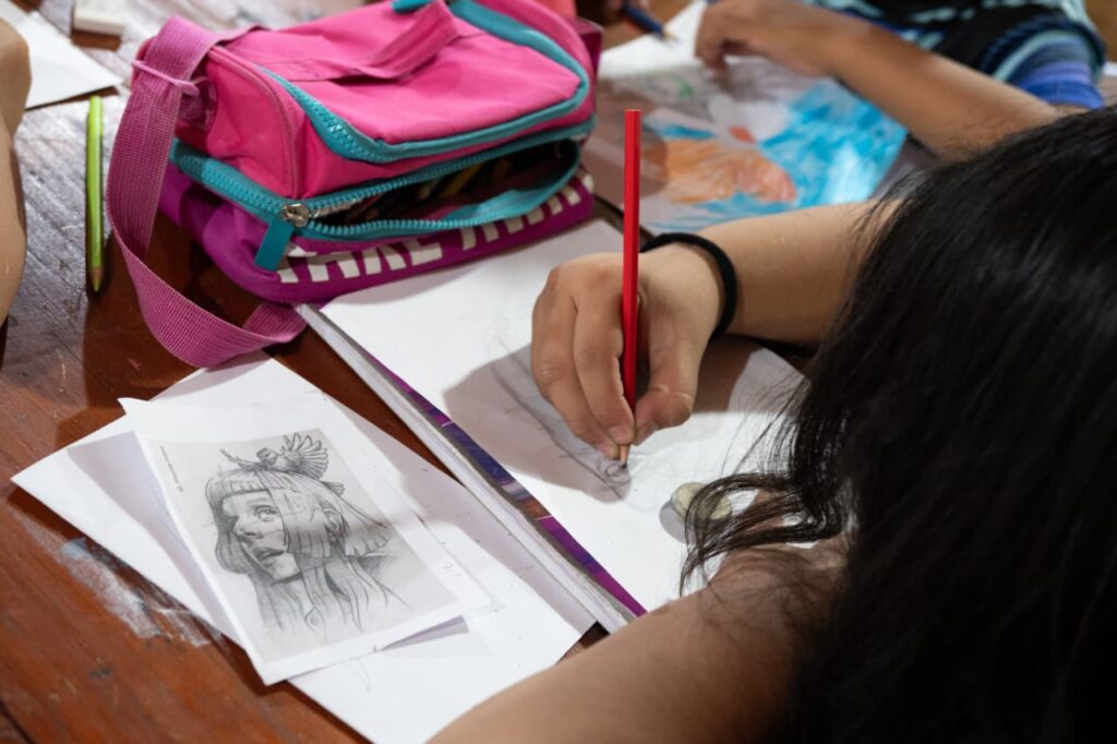 TRAZOS ESPONTÁNEOS Y COLORES CÁLIDOS EN LA CLASE DE DIBUJO INFANTIL