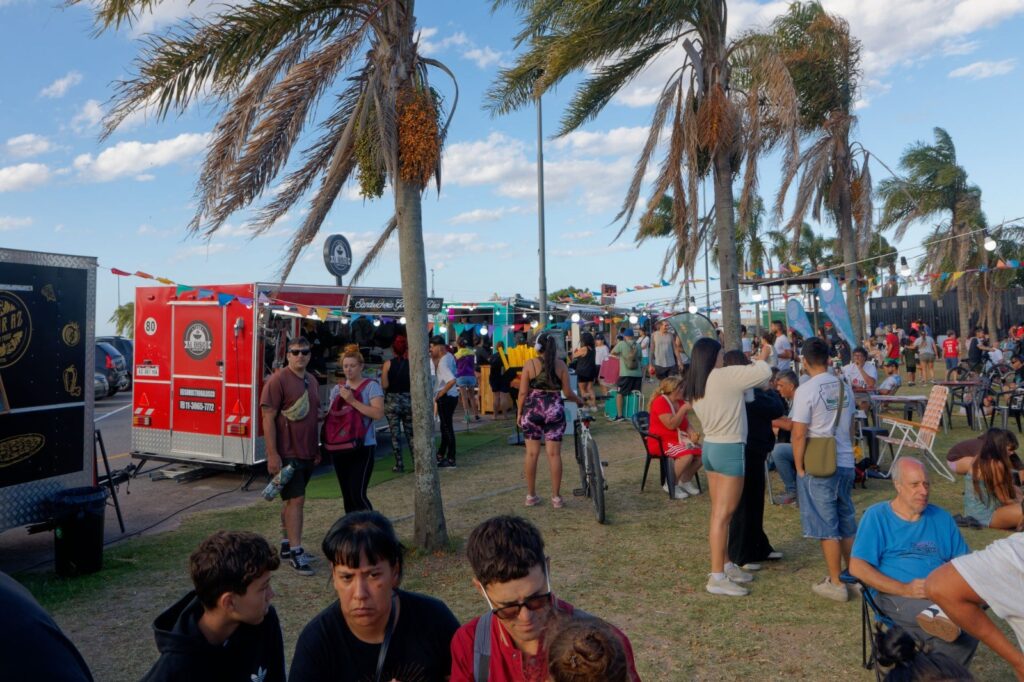 CIENTOS DE VECINOS Y VECINAS YA DISFRUTAN DEL CICLO DE VERANO 2026 EN BERAZATEGUI