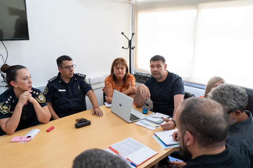 VARELA: AUTORIDADES MUNICIPALES, DEL ÁMBITO EDUCATIVO Y FUERZAS DE SEGURIDAD COORDINARON ACCIONES POR VANDALISMO EN ESCUELAS