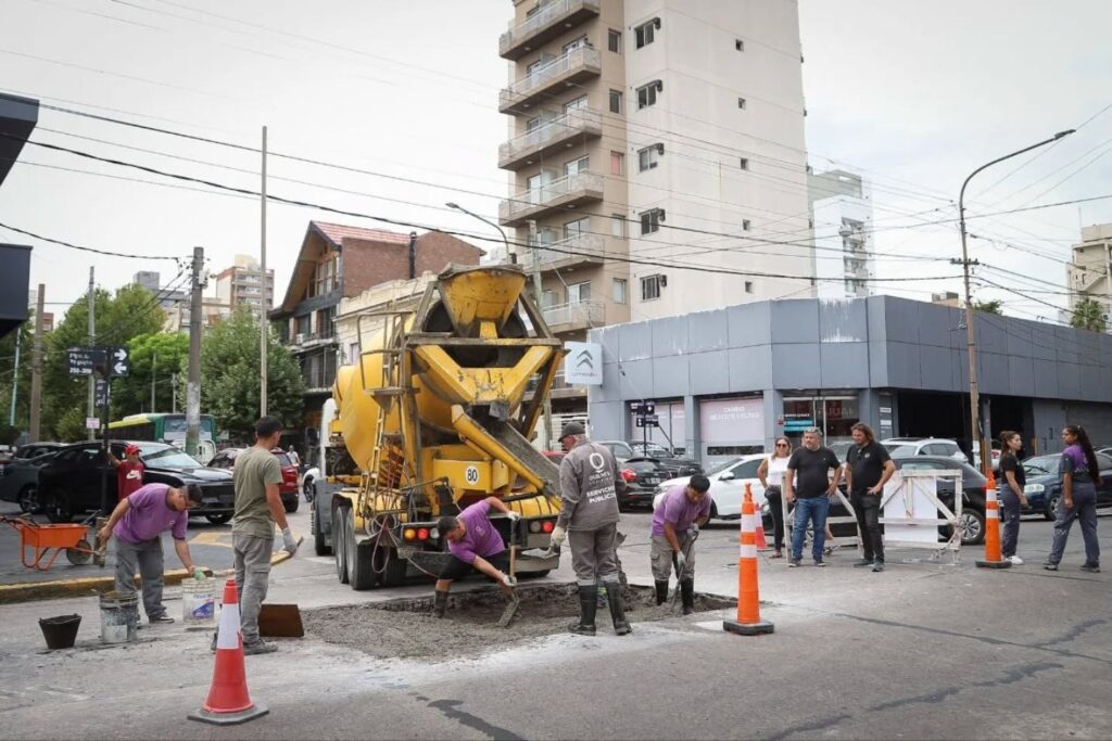 EL MUNICIPIO CONTINÚA CON LOS INTENSOS TRABAJOS DE BACHEO EN HORMIGÓN EN EL CENTRO DE QUILMES