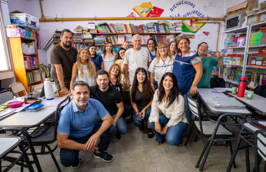 El intendente de Berazategui, Carlos Balor, visitó la Escuela Primaria N° 37 de la localidad de Villa España. Allí recorrió la institución y conversó con las docentes.