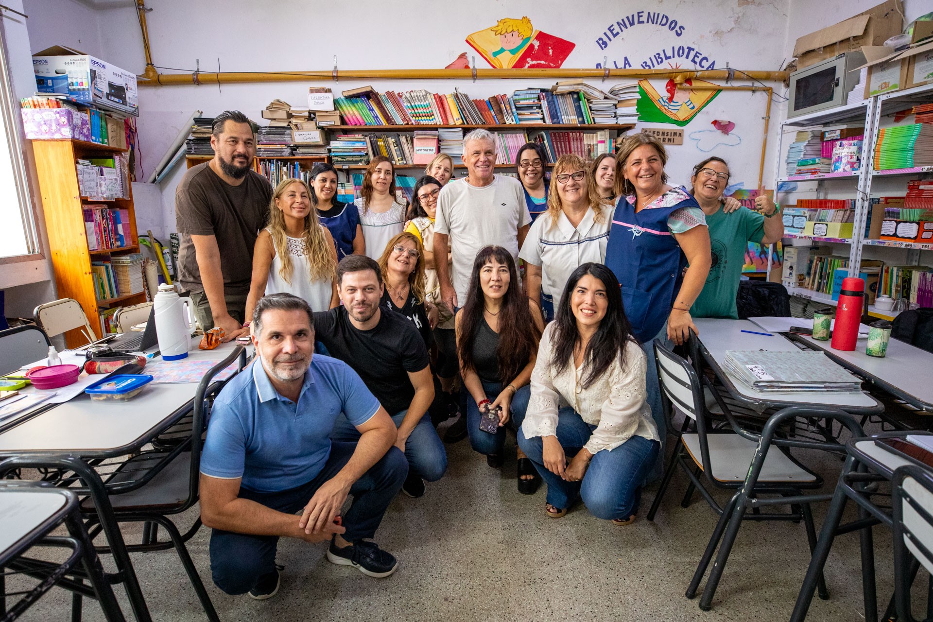 El intendente de Berazategui, Carlos Balor, visitó la Escuela Primaria N° 37 de la localidad de Villa España. Allí recorrió la institución y conversó con las docentes.