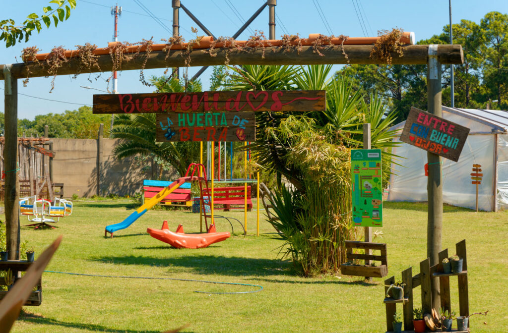 ESTE VERANO LA HUERTA DE BERA SIGUE RECIBIENDO A LOS VECINOS Y VECINAS