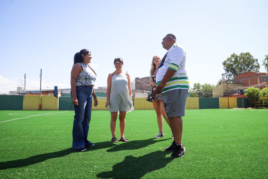 CON APOYO ECONÓMICO DEL MUNICIPIO AVANZA LA OBRA DE LA CANCHA DE CÉSPED SINTÉTICO EN EL CLUB SAN PABLO