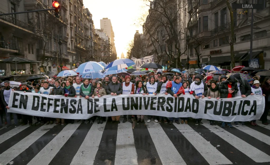 PARO UNIVERSITARIO: DOCENTES CONVOCAN AL CESE DE TAREAS «POR TIEMPO INDETERMINADO»