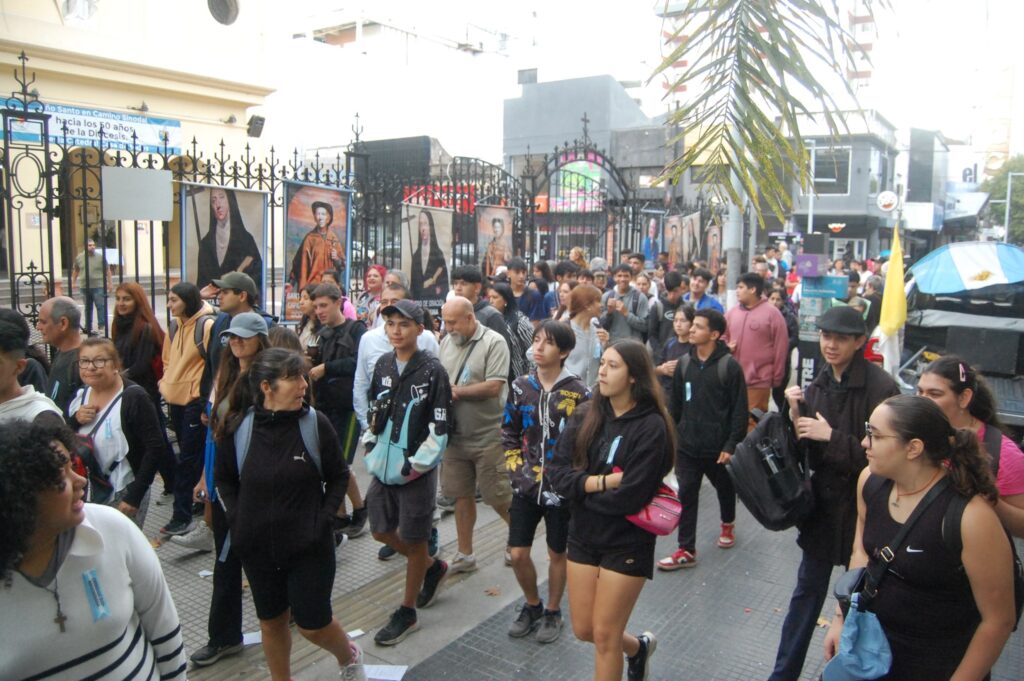 ENORME PARTICIPACIÓN EN LA 13ª PEREGRINACIÓN BROCHERIANA A PIE DE LA DIÓCESIS DE QUILMES