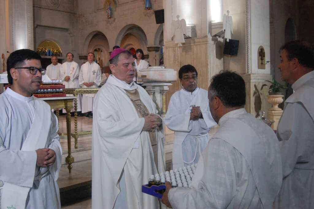 EN EL AÑO JUBILAR POR LOS 50 AÑOS, LA DIÓCESIS DE QUILMES CELEBRÓ SU MISA CRISMAL