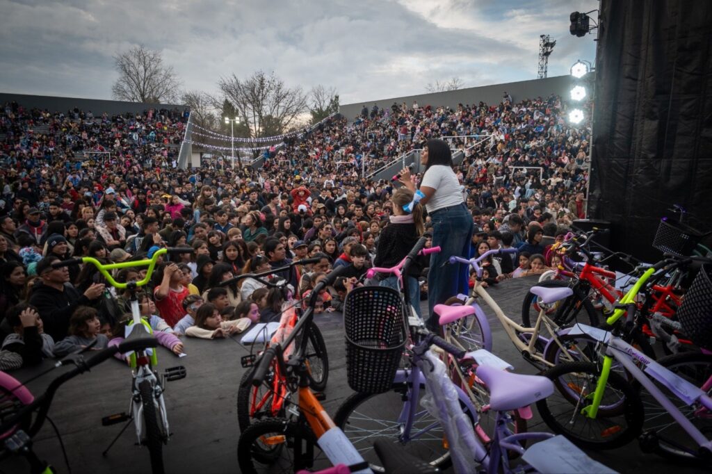 EL GRAN FESTEJO POR EL DÍA DE LAS NIÑECES CONVOCÓ A MILES DE FAMILIAS QUILMEÑAS EN EL POLIDEPORTIVO MUNICIPAL CON ENTRADA LIBRE Y GRATUITA
