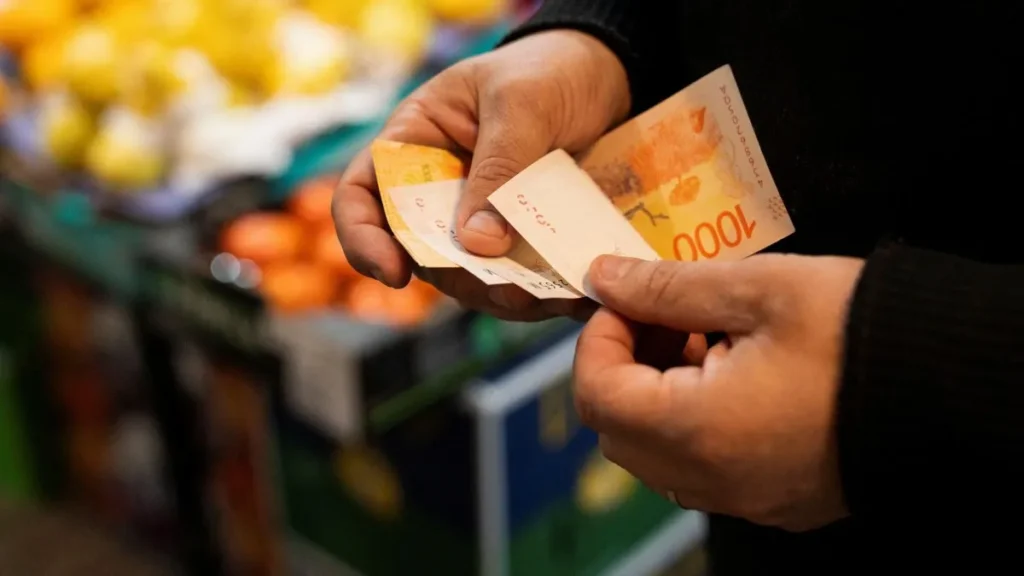 EL CONSUMO DE LOS HOGARES VOLVIÓ A CAER Y ACUMULA NUEVE MESES DE RETROCESO